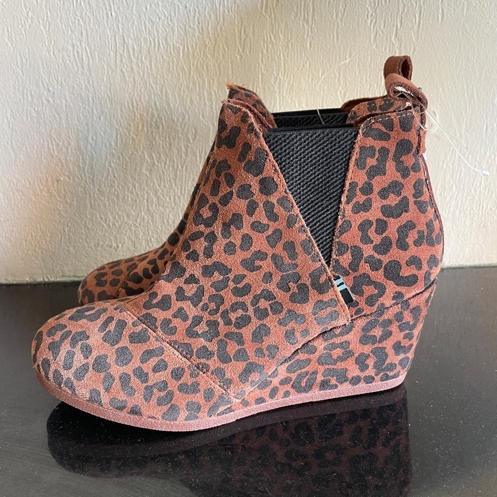 Toms Kelsey Animal Print Pull On Ankle Bootie Wedge